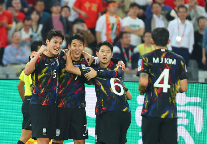 이강인의 왼발 코너킥을 손흥민이 헤더 추가골로 연결하며 2-0으로 앞선 한국선수들이 기뻐하고 있다