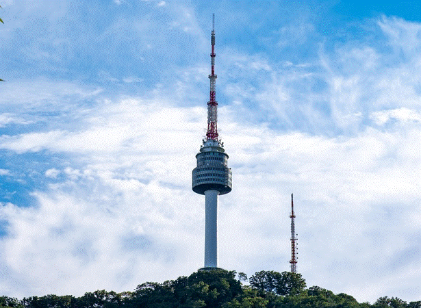 국내 여행지로 유명한 남산 타워 모습
