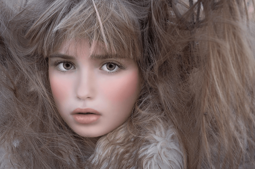 정면을 바라보고 있는 여성