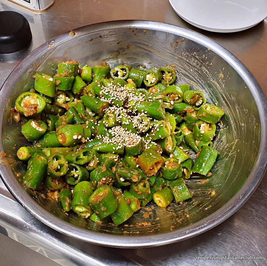 완성된 풋고추 된장무침에 깨를 뿌리는 사진