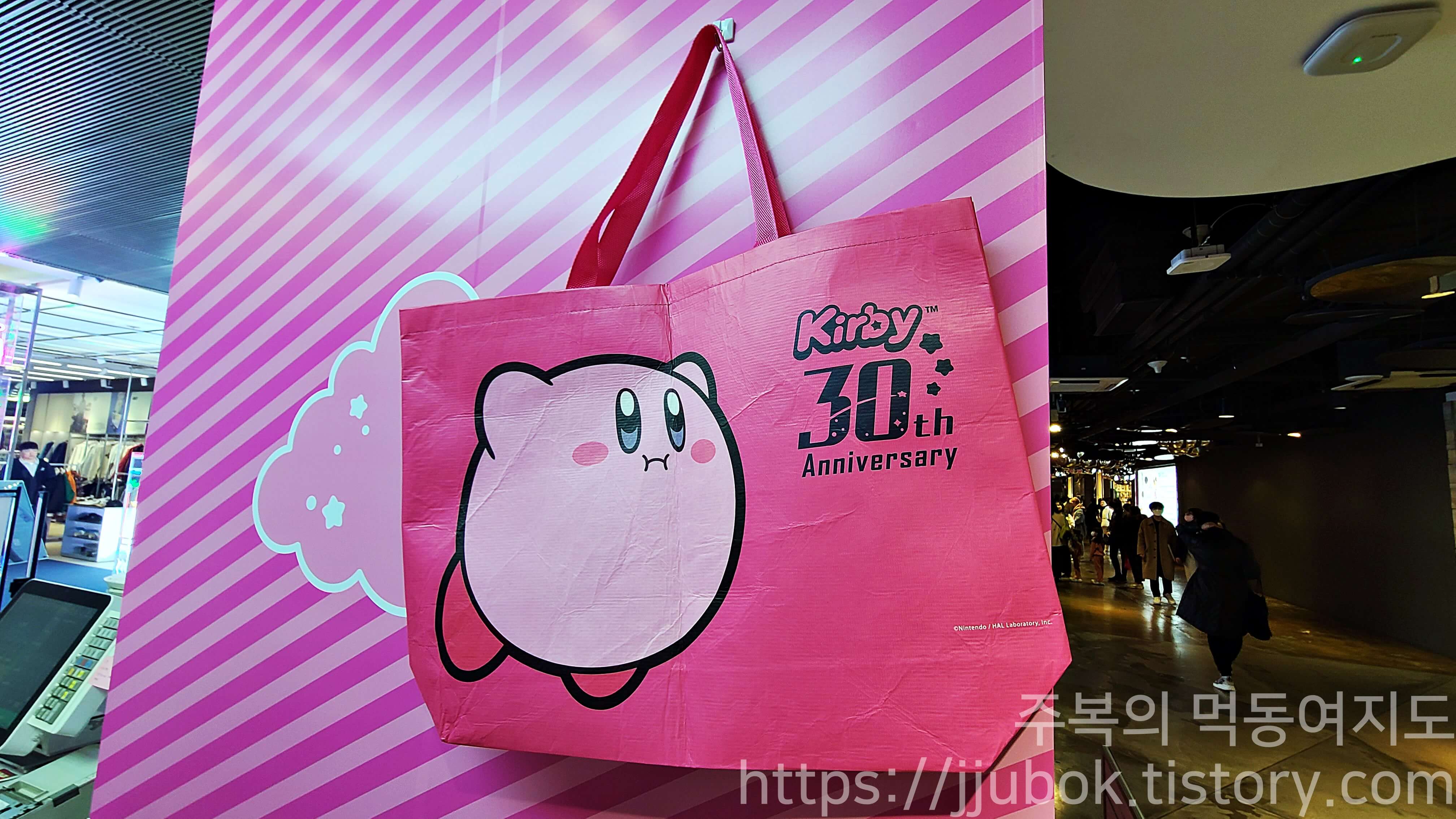 별의-커비-30주년-팝업-스토어-구매-특전-리유저블-백-2