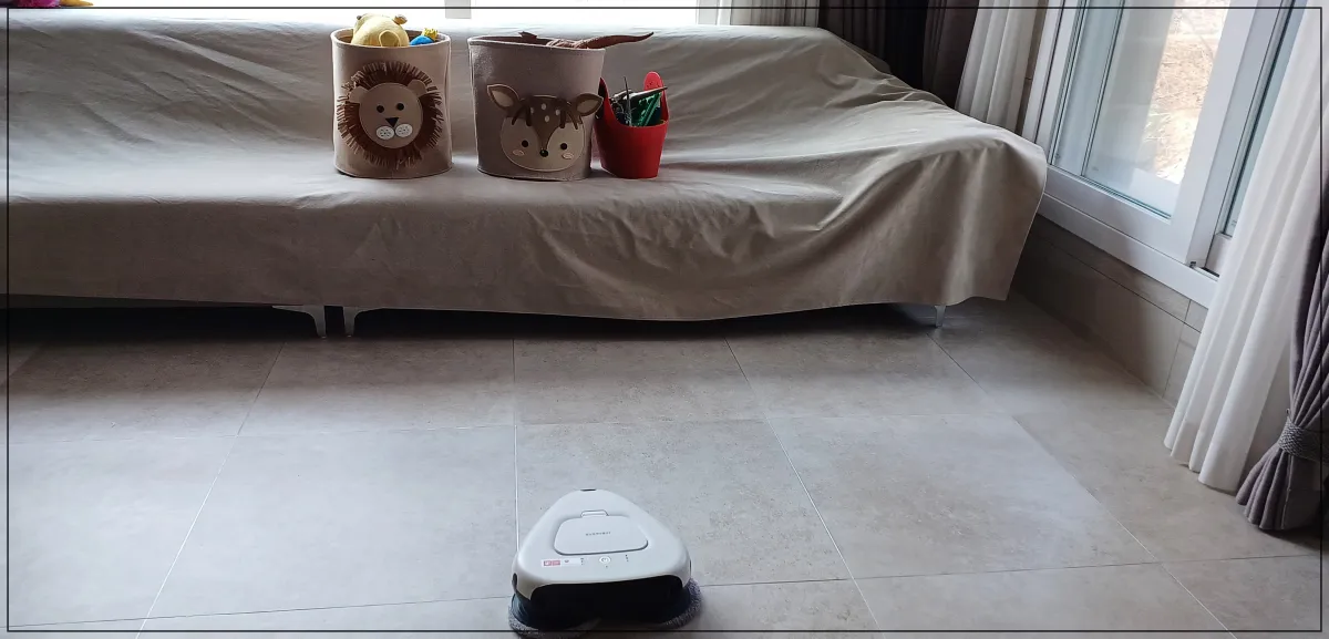 로봇청소기가-청소중-쇼파위에-짐이-있다