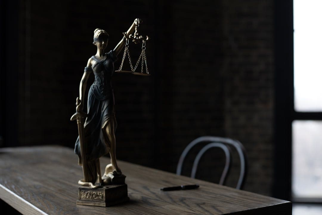 조희대 탄핵 청원 관련 정의의 여신상 클로즈업 이미지