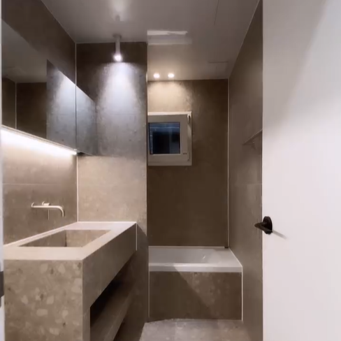 화장실이 아담하면서 고급지다.