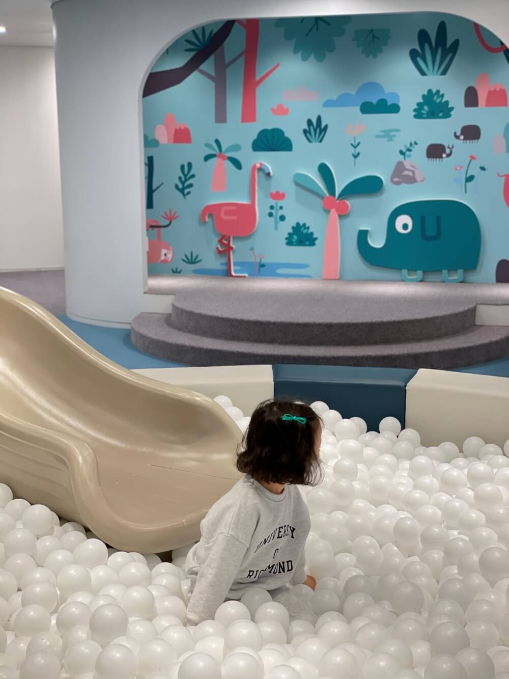 그랜드-조선-제주-키즈클럽에서-노는-아이(어린이)