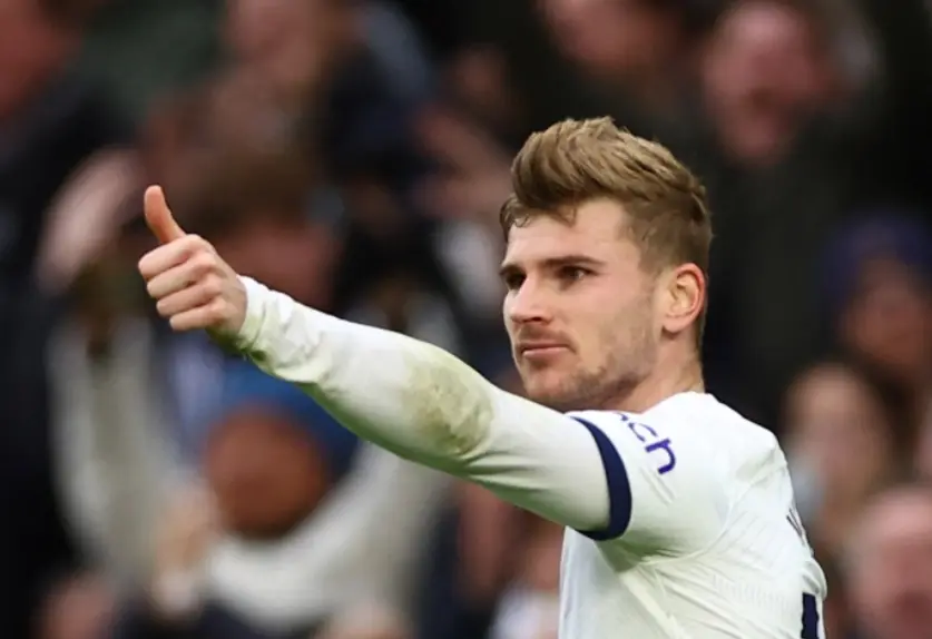 손흥민-
흰유니폼을 입은 베르너가 왼손의 엄지를 들고 있는 모습