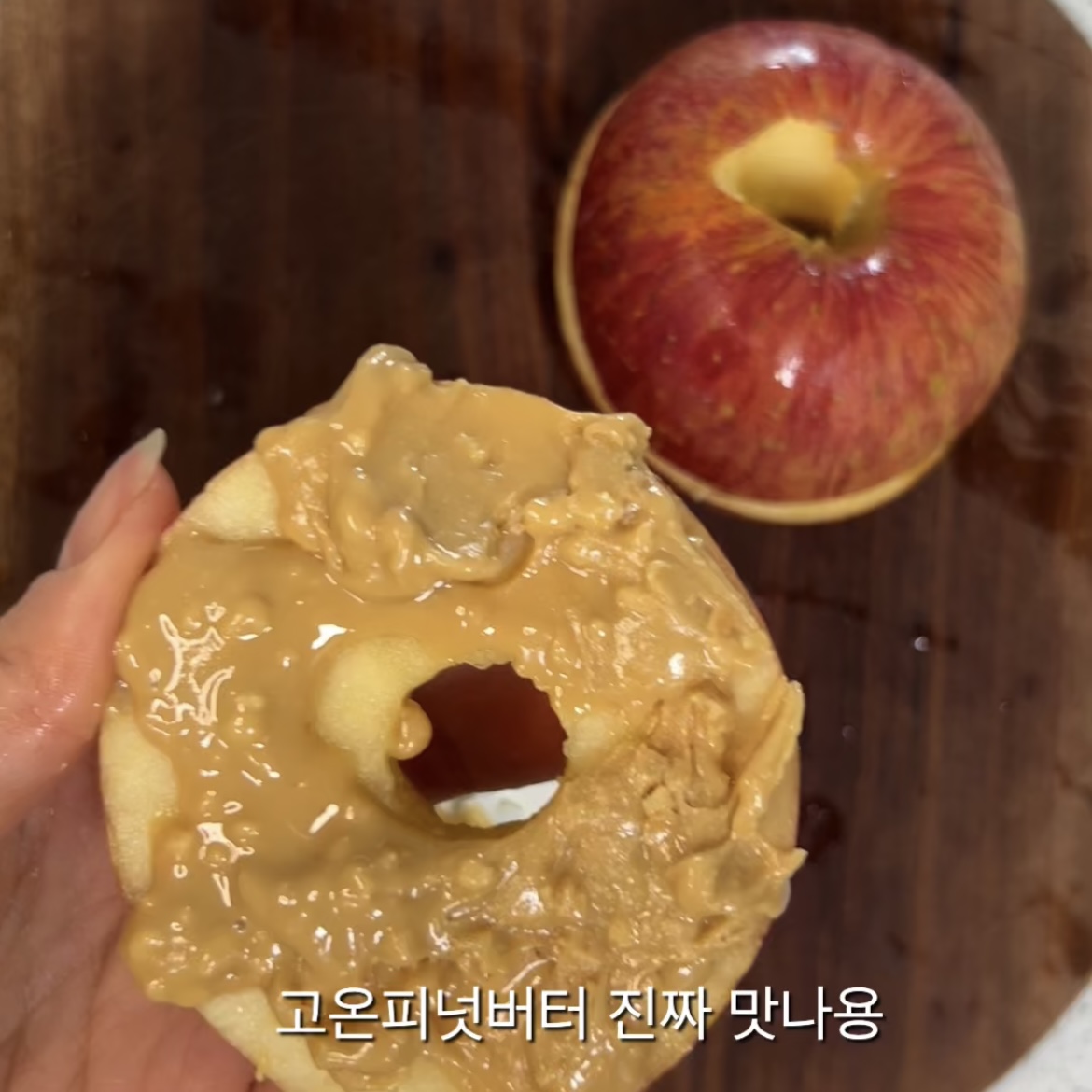 사과 베이글 만들기 4단계 사과에 땅콩버터 바르기