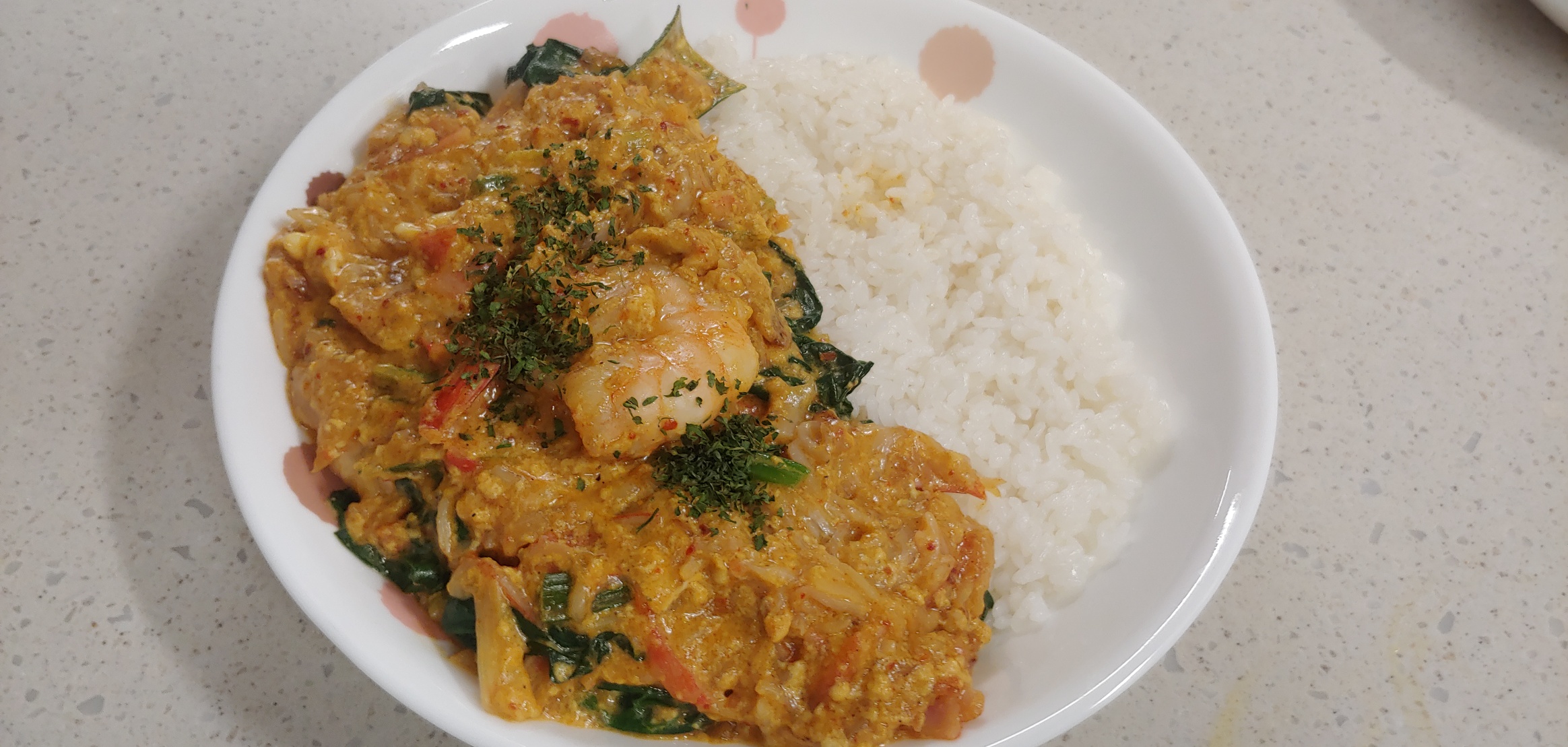 완성된 푸팟퐁 커리. 데코를 위해서 위에 파슬리를 살짝 뿌렸습니다.