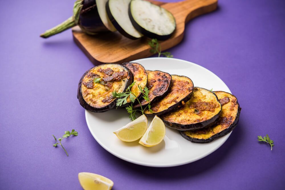 접시에 담긴 가지구이