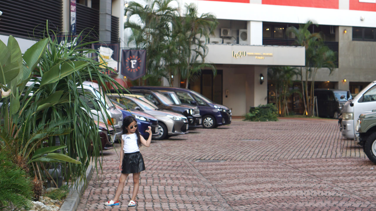 레쿠 오키나와 차탄 스파 리조트로 향하고 있다.