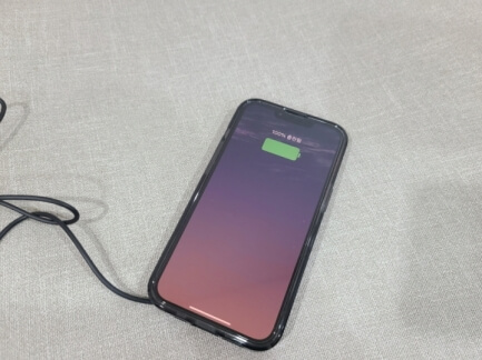 아이폰과 연결하여 충전 중인 사진