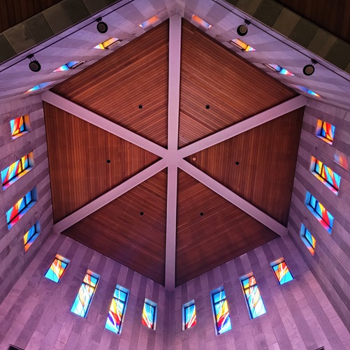 서울 신수동성당 천장 스테인드글라스