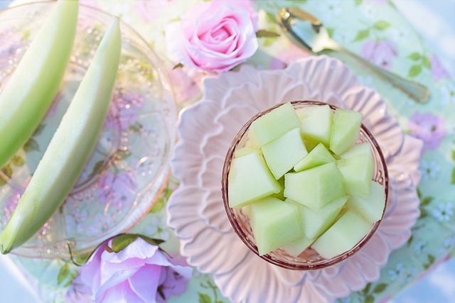 접시에 조각으로 잘라놓은 메론과 얇고 길게 잘라놓은 메론사진