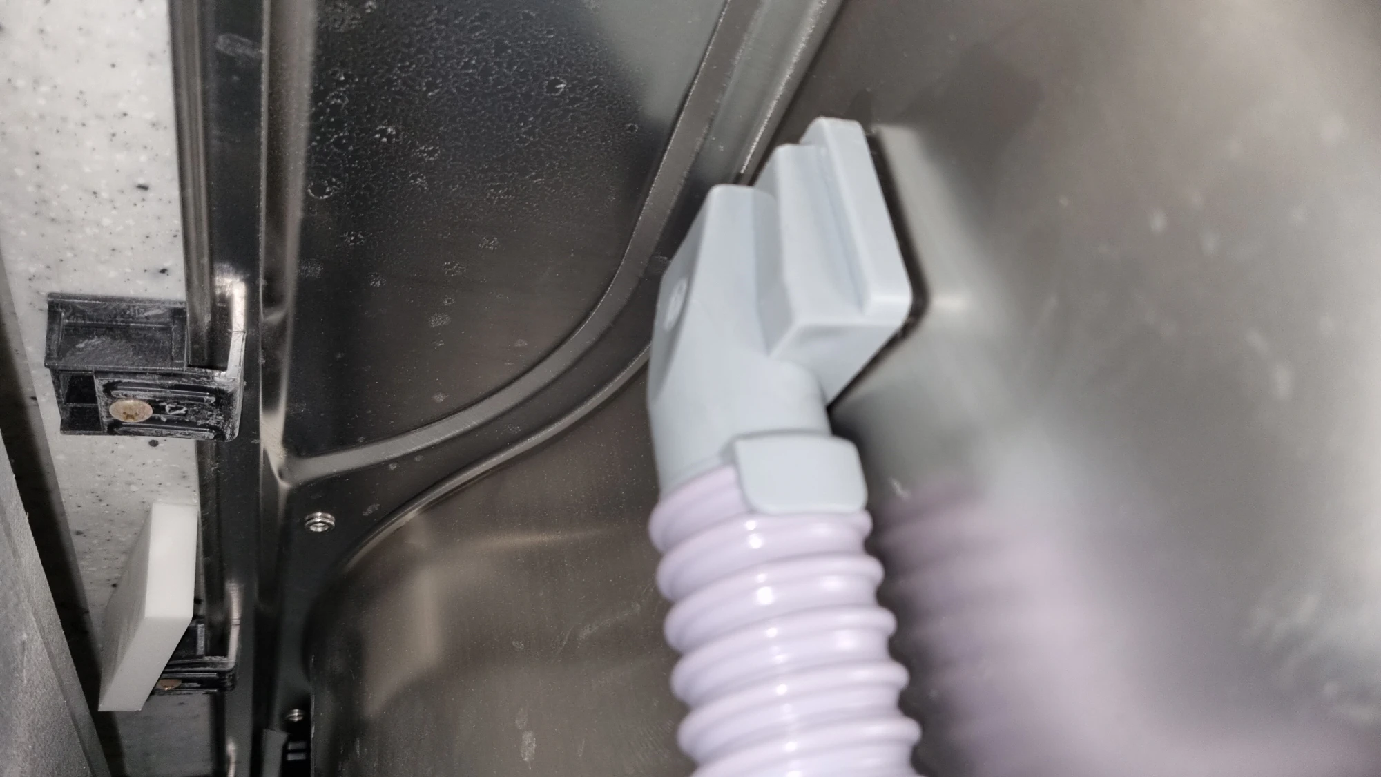 싱크대 옆면 배수관 끼운 모습