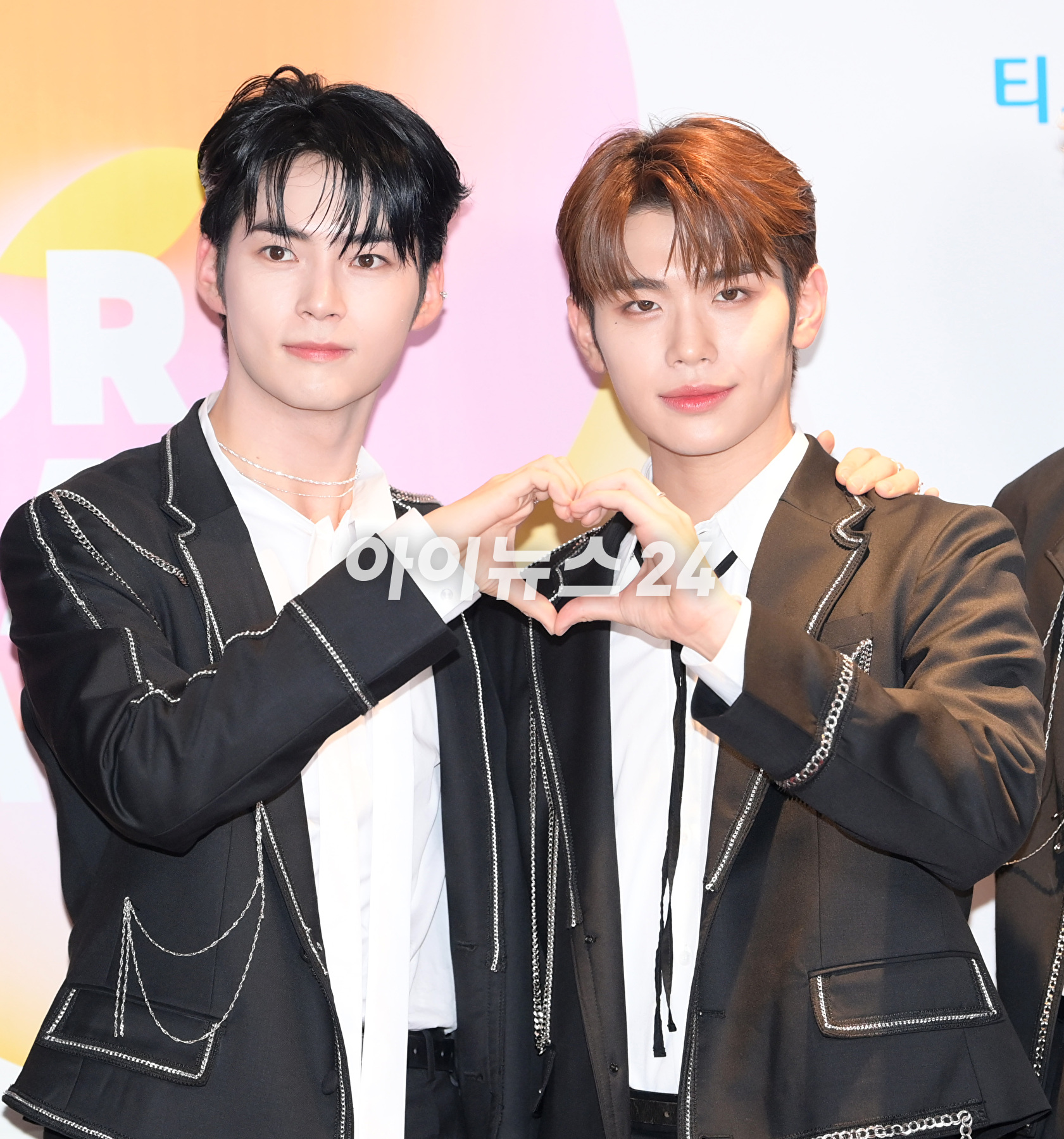 그룹 제로베이스원(ZEROBASEONE)이 10일 오후 서울 송파구 올림픽공원 케이스포돔(KSPO DOME)에서 열린 &#39;2023 K글로벌 하트 드림 어워즈&#39; 레드카펫 행사에 참석하고 있다. [사진=정소희 기자]