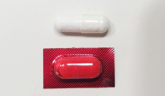 비타민C와 칼슘 마그네슘 캡슐 비교 사진