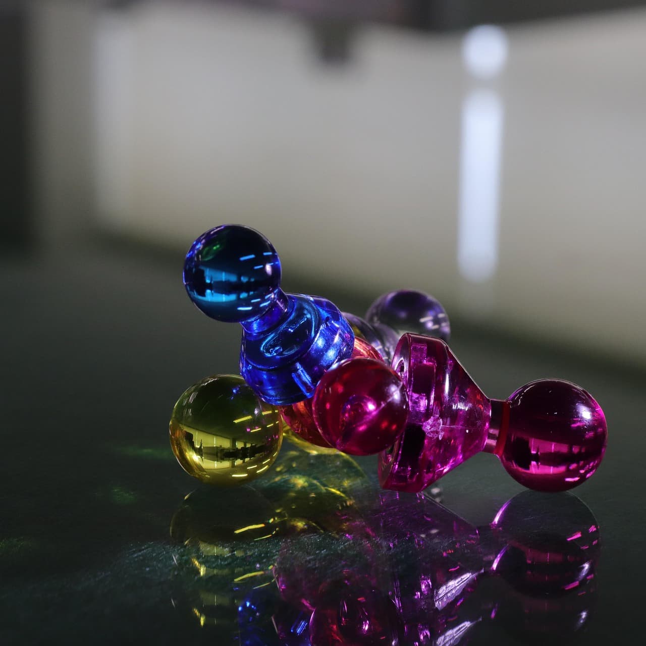 지퍼 대신 자석? 적응형 패션에서 흔히 쓰이는 기술들