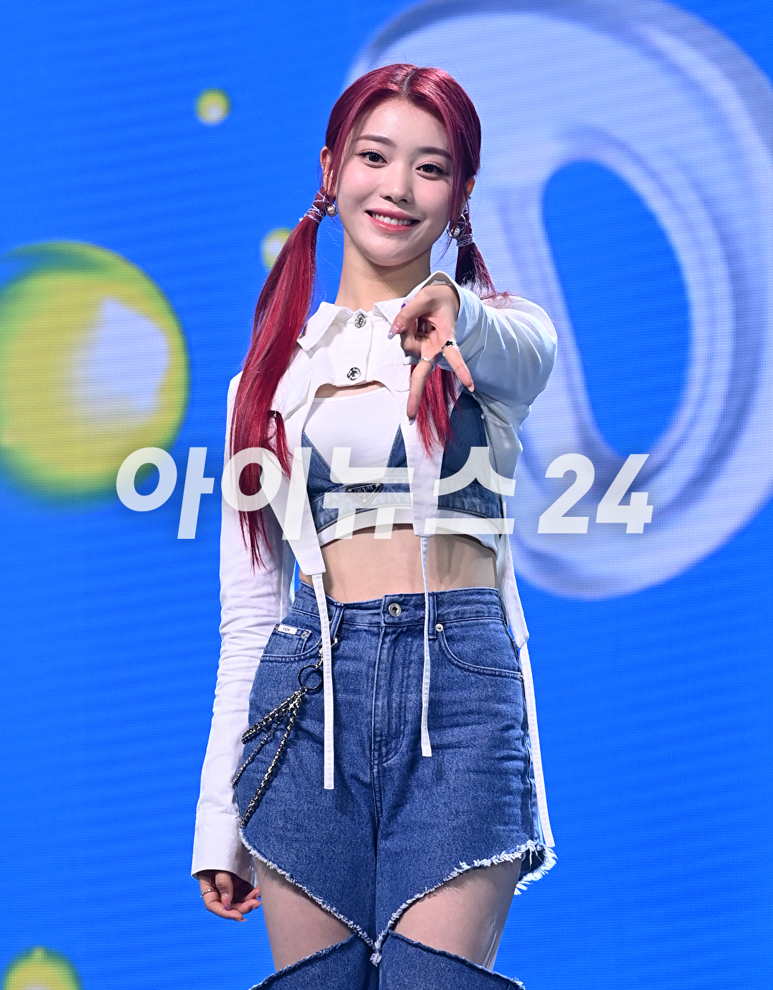 그룹 케플러 샤오팅이 20일 오후 서울 광진구 광장동 예스24라이브홀에서 열린 두 번째 미니앨범 'DOUBLAST' 발매 기념 쇼케이스에 참석해 공연을 하고 있다. [사진=김성진 기자]