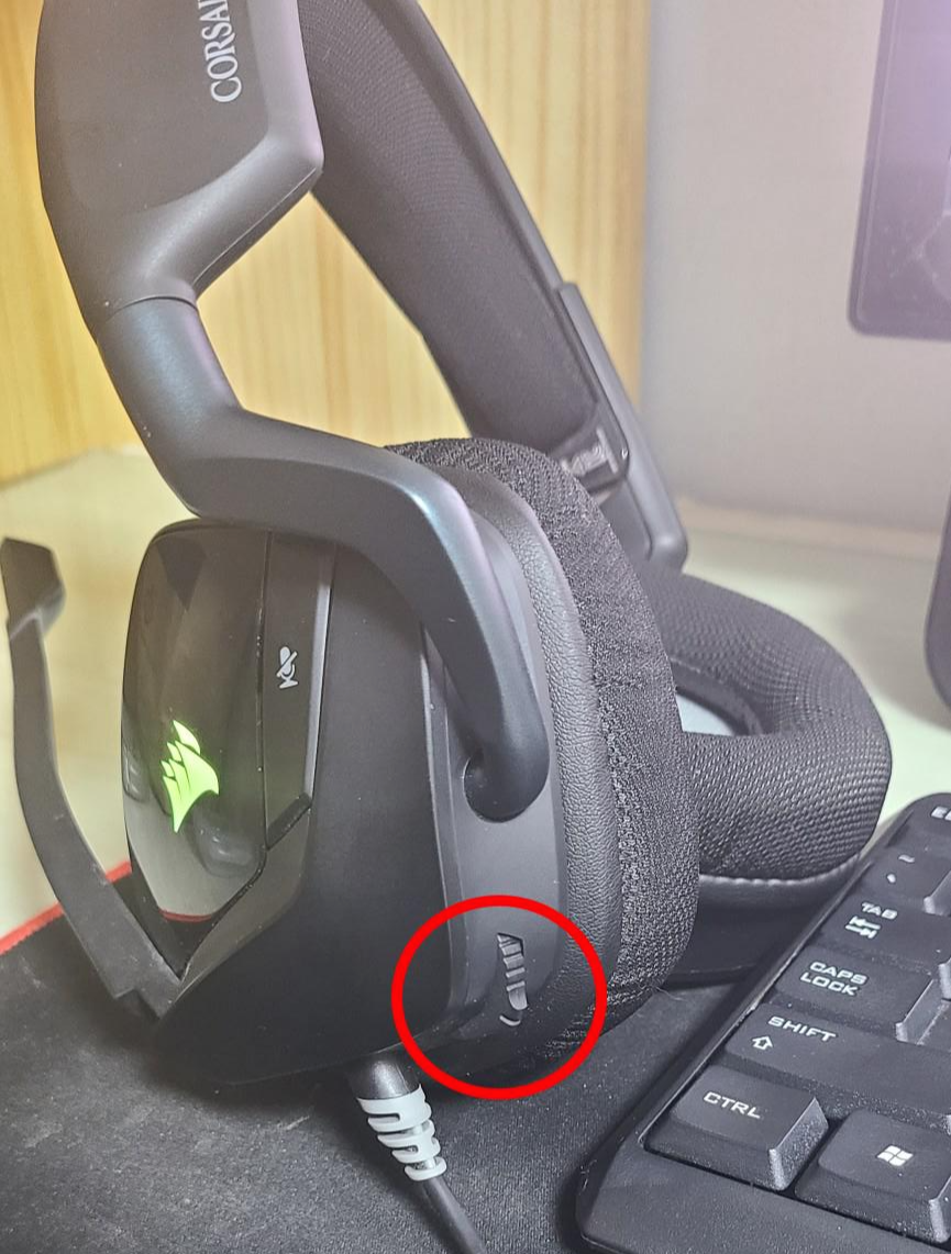 커세어-헤드셋-빛-볼륨-조절-버튼