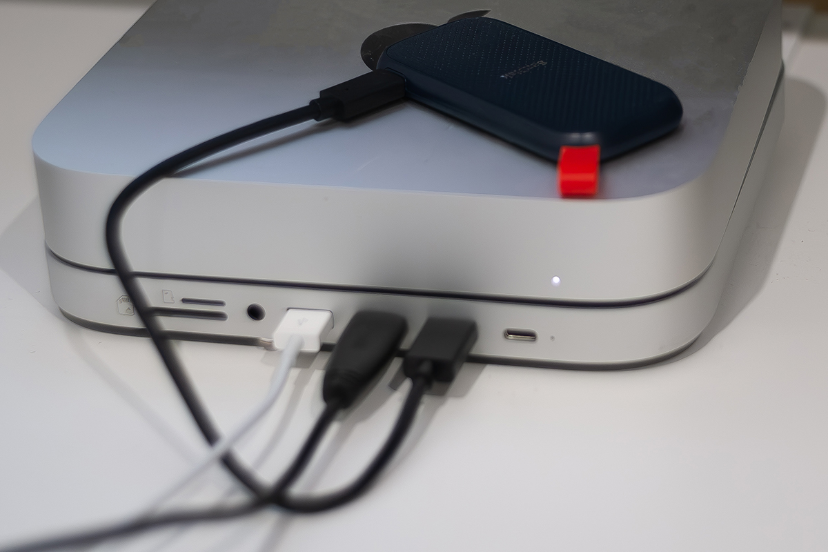 맥미니 위에 샌디스크 2TB SSD가 연결되어 올려져 있다.