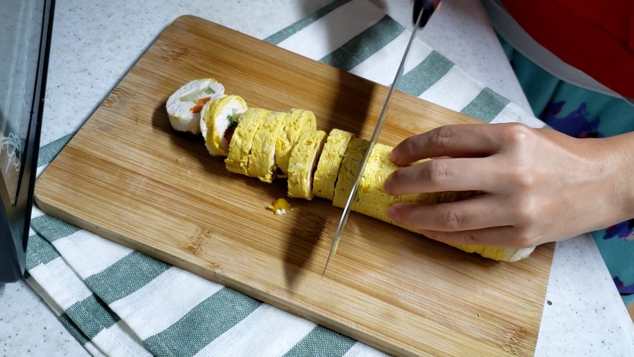 강아지 김밥 써는 중