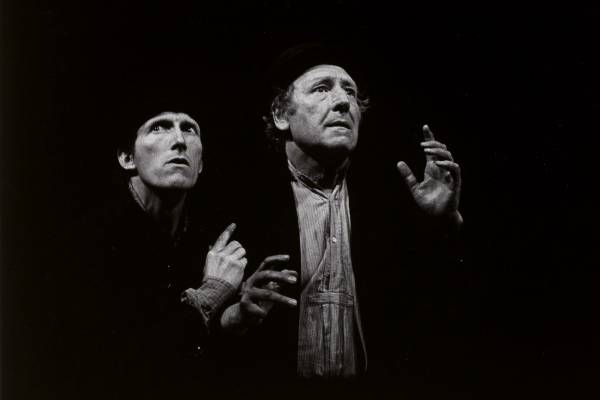 고도를-기다리며