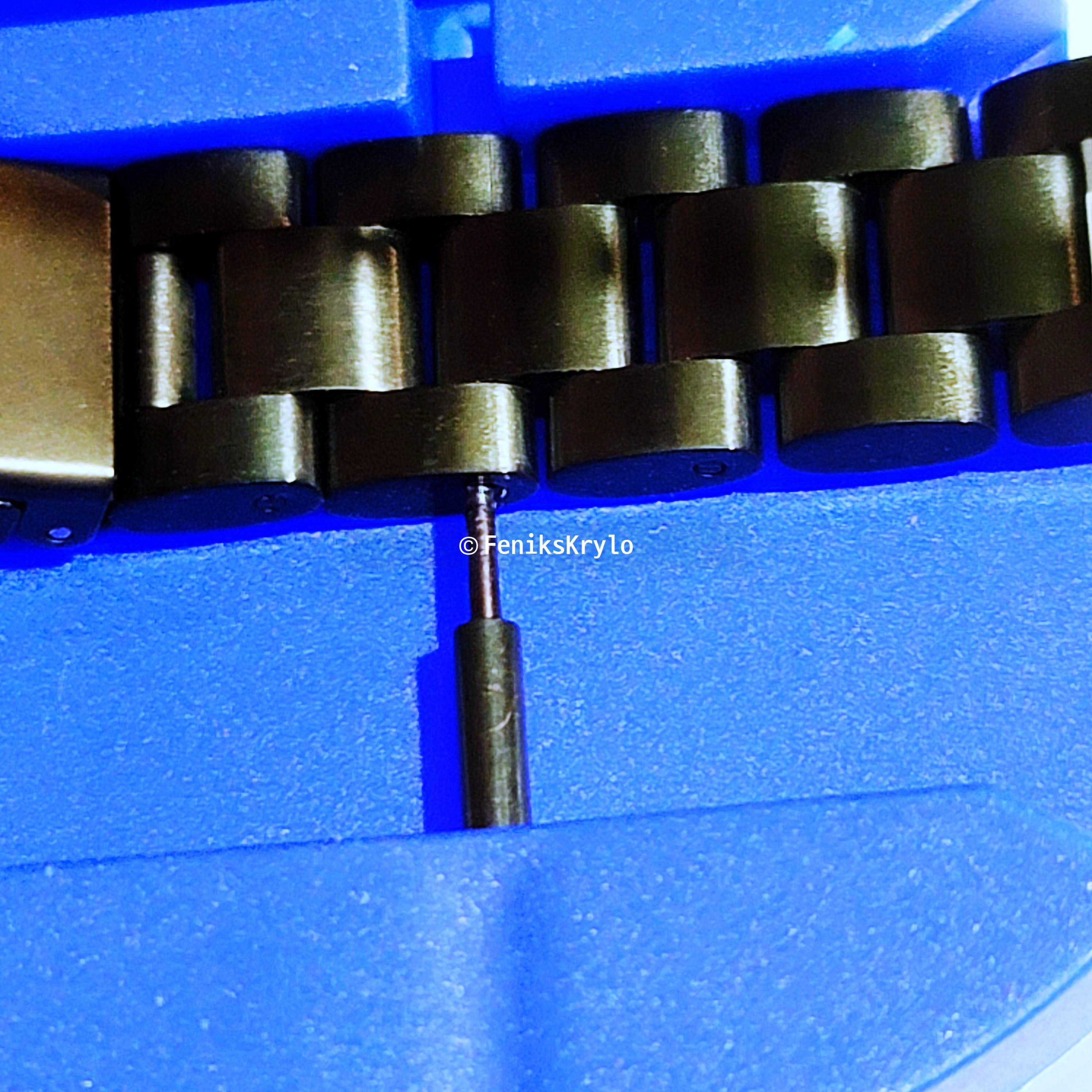 교체도구-손잡이를-돌려-고정핀을-체인-구멍에-밀어넣은-모습이다.