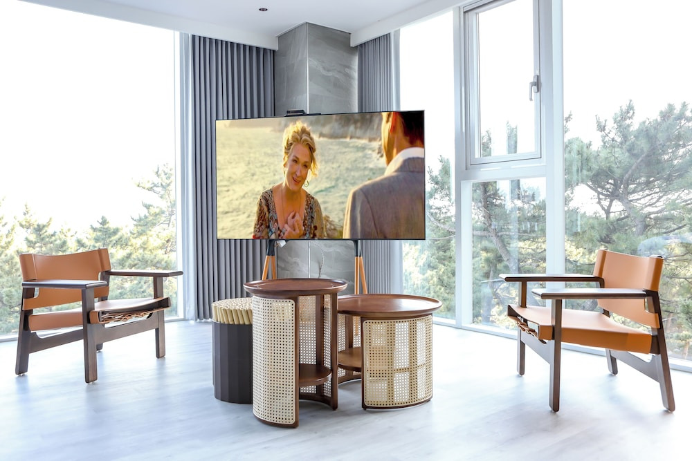 강릉 하운드 더 블루 호텔｜오션뷰&middot;넷플릭스&middot;카페까지&amp;#44; 할인 혜택으로 가성비 숙소 예약하기!