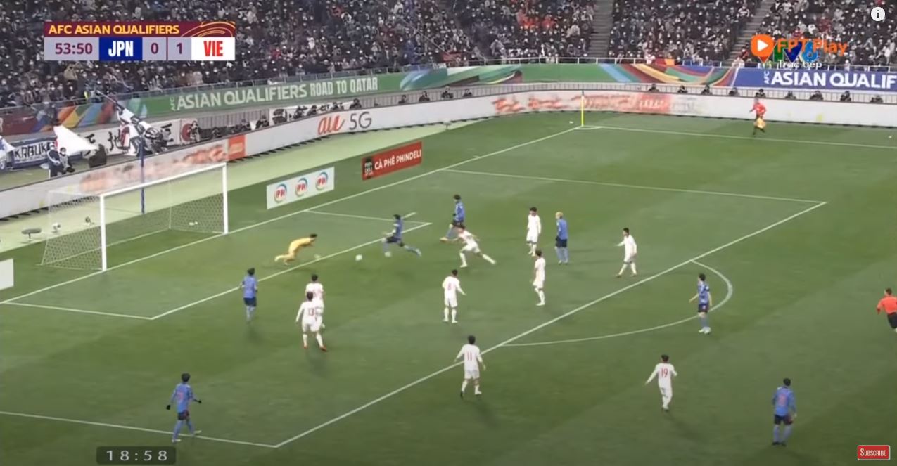 골을 향해 달려가는 일본 선수의 모습