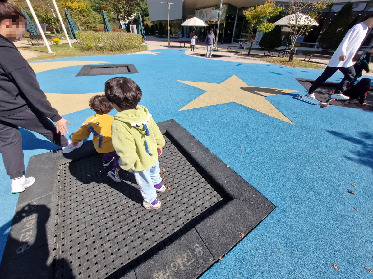 어린이박물관-야외놀이터-방방이에서-뛰고-있는-아이들