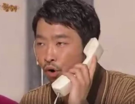 보이스피싱-사기범이-어디론가-전화를하고-있는-장면