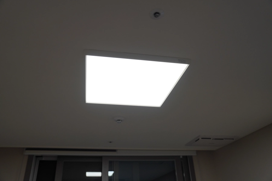 촬영에-이용한-천장조명을-확대하여-보여주는-사진