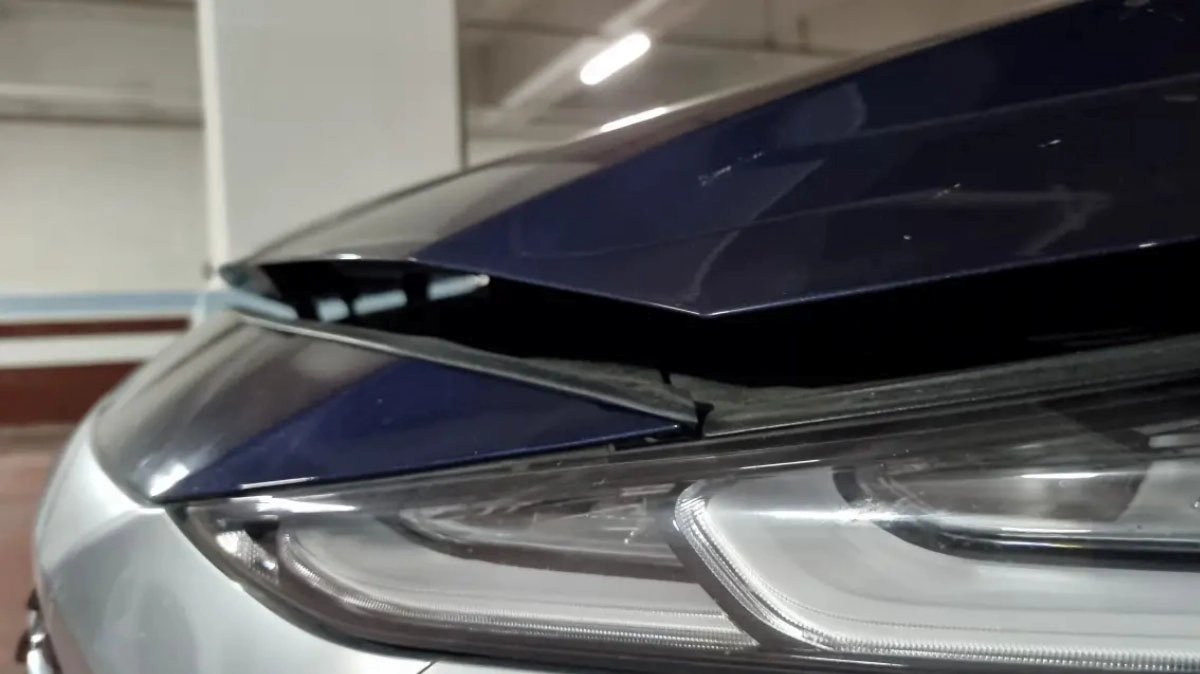 보닛 덜 닫힌 모습