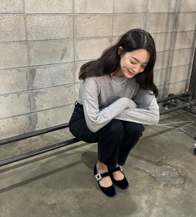 신민아, 루이비통, 신민아 루이비통, 신민아 패션, 신민아 드레스, 루이비통 앰버서더, 루이비통 하이 주얼리, 셀럽 패션, 셀럽 스타일, 마드리드 패션쇼, 실버 드레스, 시퀸 드레스, 연예인 공항패션