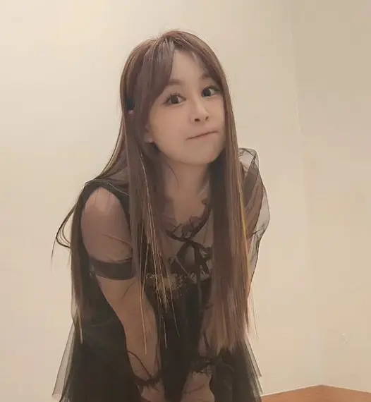 현역가왕- 검은색 원피스를 입고 갈색 긴머리를 늘어뜨린채 무릎을 짚고 서있는 윤태화