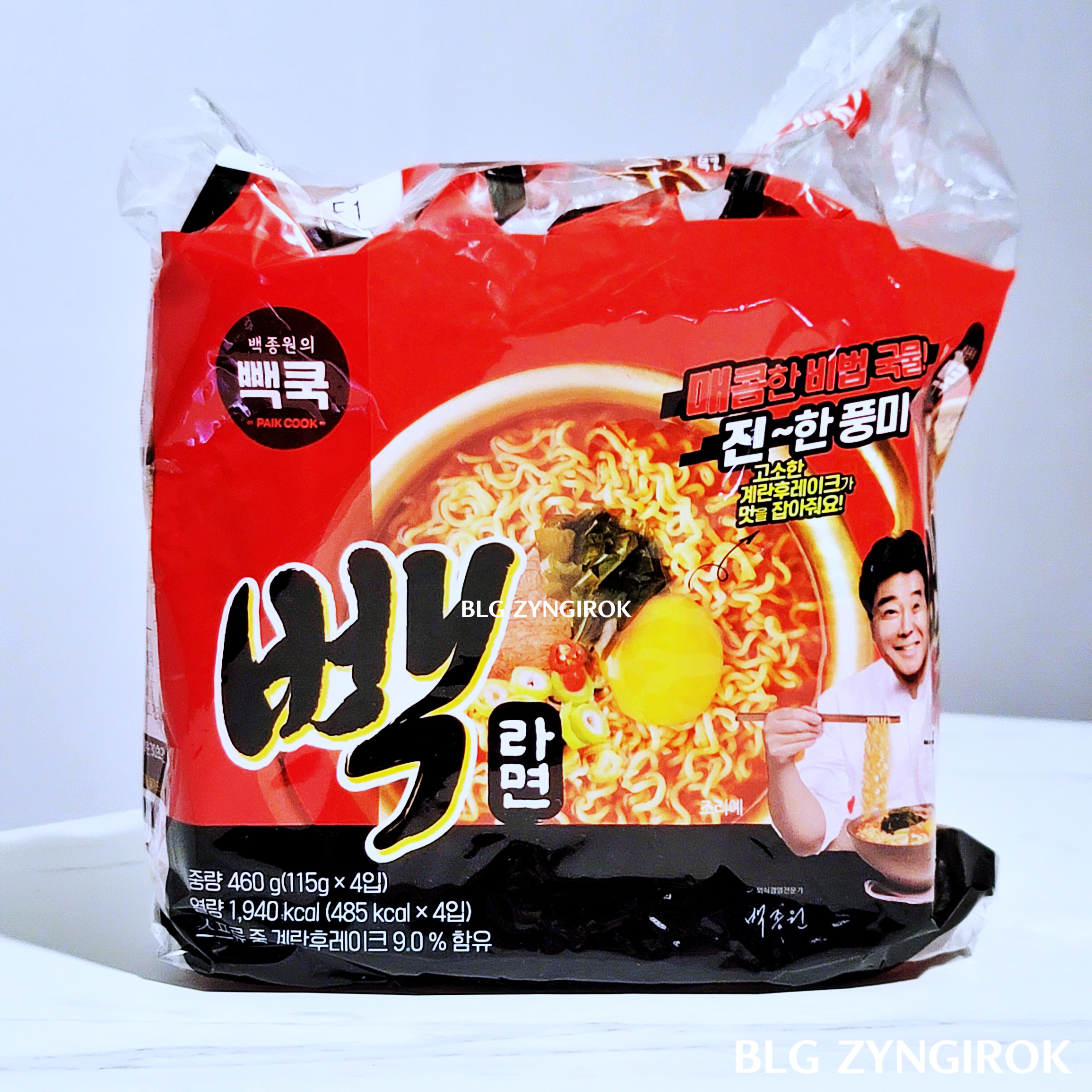 빽라면-4개짜리-세트가-테이블-위에-놓여있다.