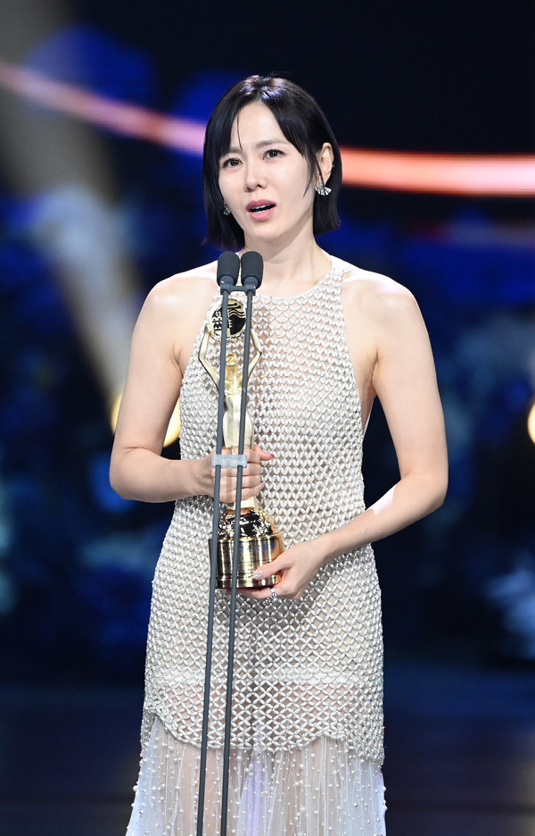 영화 '어쩔수가없다'로 제46회 청룡영화상에서 여우주연상을 수상한 손예진