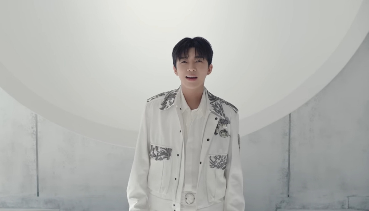 가수 임영웅이 서 있는 모습 (사진 출처:임영웅 유튜브 채널 캡처)