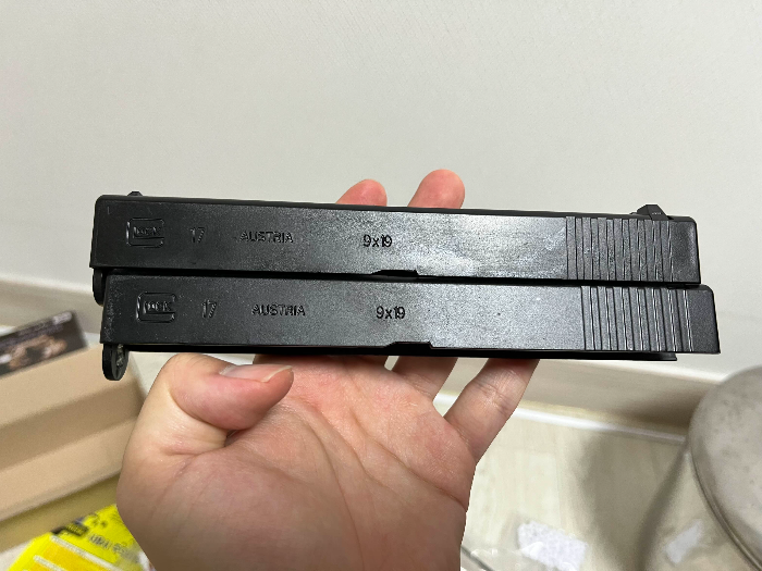 플라스틱과 스틸 슬라이드 비교