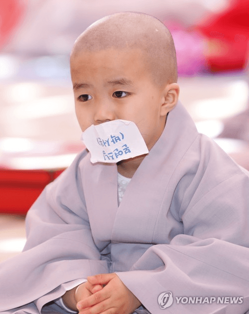 묵언수행 하는 동자승