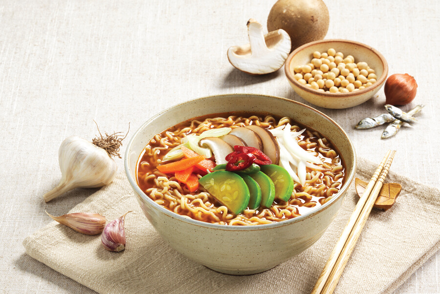 라면과 바늘, 멸치, 콩, 양파가 주변이 놓인 사진