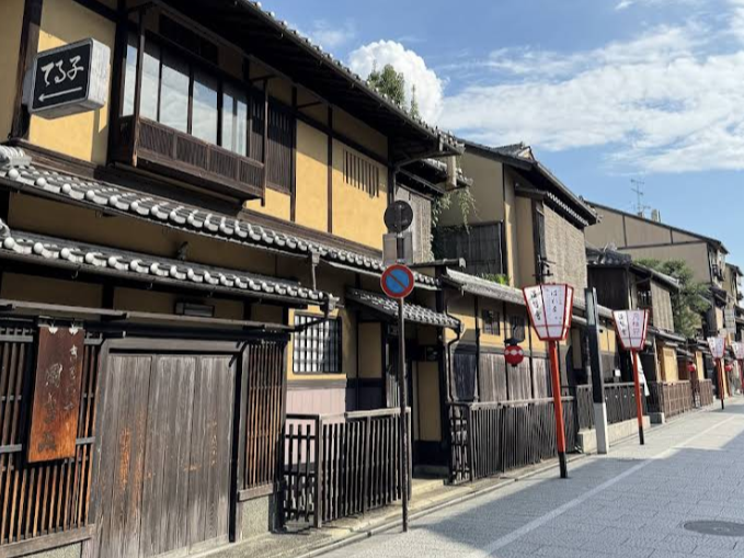 2층의 목조 건물들이 일렬로 늘어져 있다.