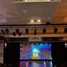 공연 시작 전 퀴즈 영상으로 아이들이 대기 중인 모습