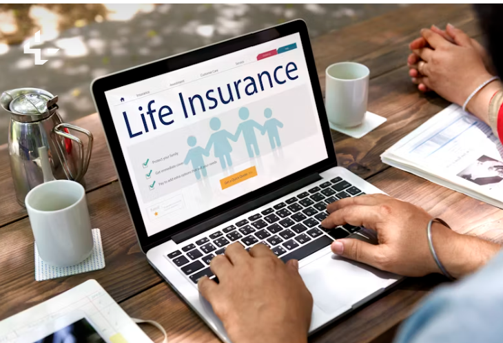 노트북 화면에 Life Insurance라는 문구가 표시된 보험 관련 웹사이트를 검토 중인 사람의 손과, 함께 앉아 있는 또 다른 사람의 모습
