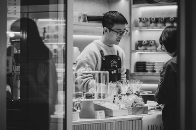 명절 선물로 차를 사기 위해 백화점에 나온 남성