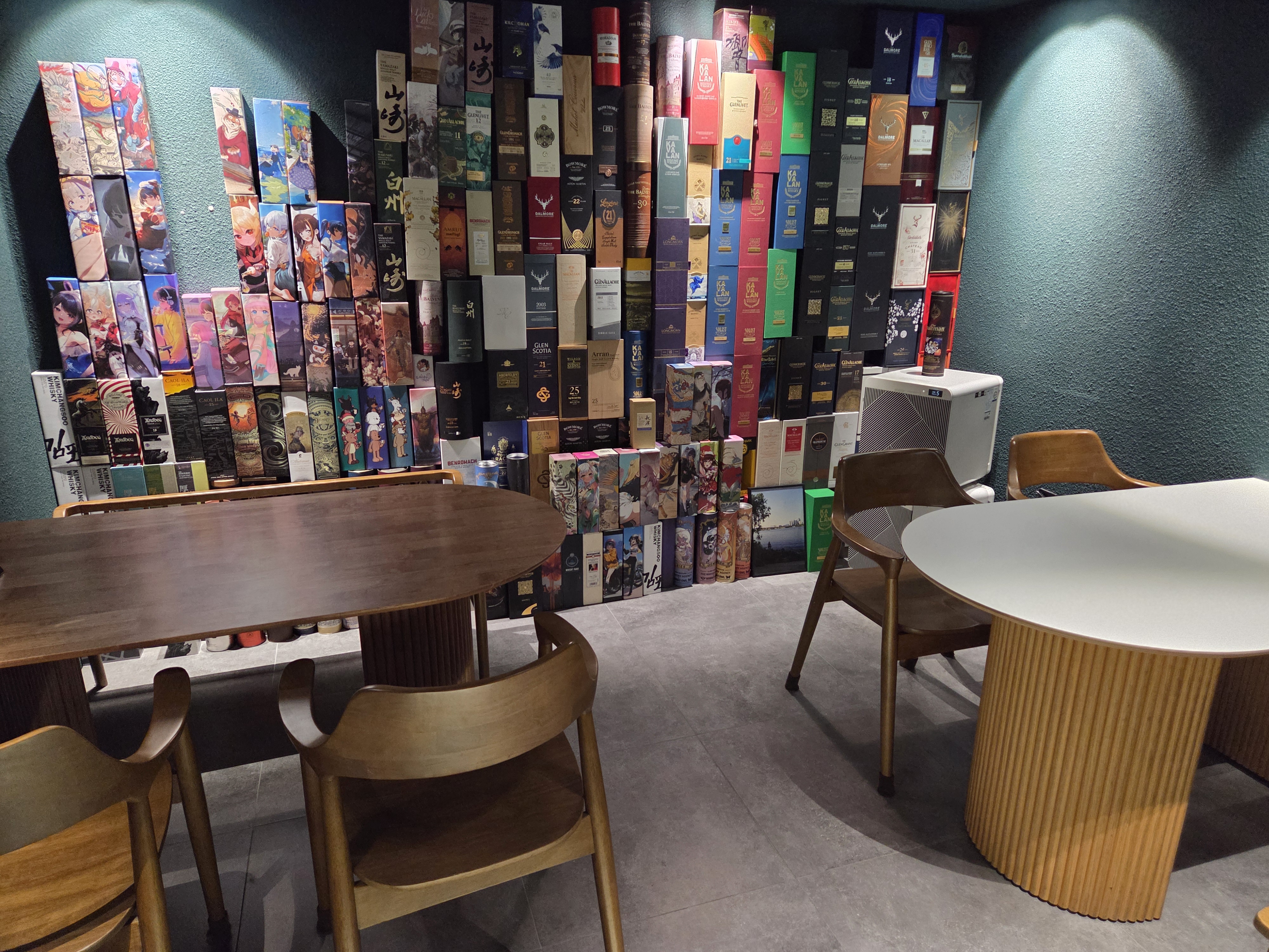 바밤의 룸 공간&amp;#44; 소규모 모임을 위한 아늑한 테이블과 편안한 분위기