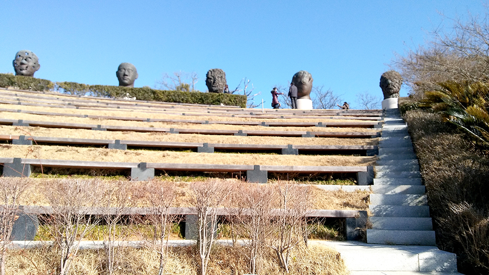 거제도 장사도 까멜리아힐: 김정명 작가의 브론즈, 
큰 머리 군상 12 