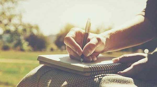 노트에 글을 쓰는 모습