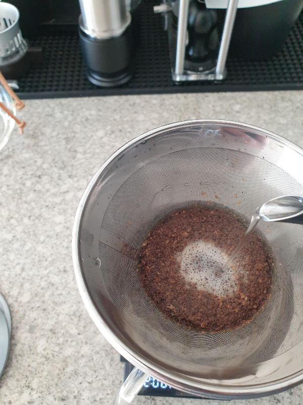 가는 물줄기로 중앙 중심 서클 푸어 중이다.