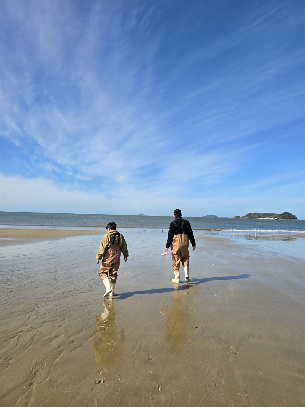 가슴장화신고 갯벌에 들어가보아요